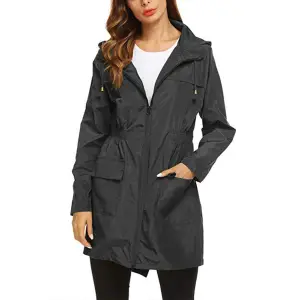 Schwarzer Parka mit Kapuze und Reißverschluss, getragen zu weißem Shirt und schwarzer Hose