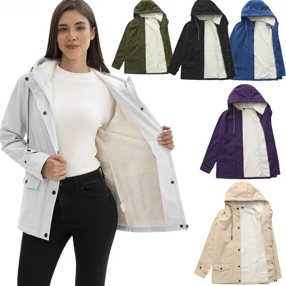 Frau in einer hellen Jacke mit sichtbarem Teddyfutter