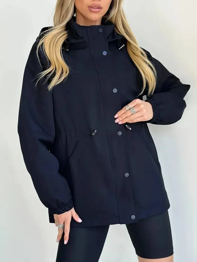 Frau in einem dunkelblauen Regenparka mit Kapuze
